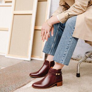 NWT Bobbies Illustratrice in Burgundy 36